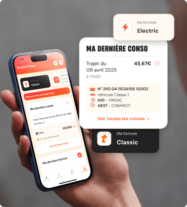 Personne tenant un smartphone affichant une application de suivi de consommation et de services, avec des cartes d’information superposées à l’écran.