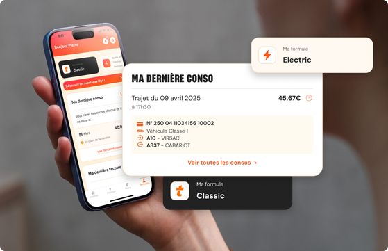 Personne tenant un smartphone affichant une application de suivi de consommation et de services, avec des cartes d’information superposées à l’écran.