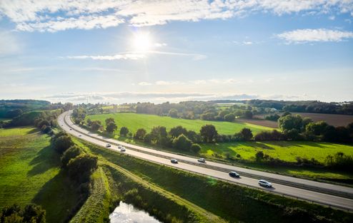 Autoroute traversant une campagne verdoyante vue du ciel