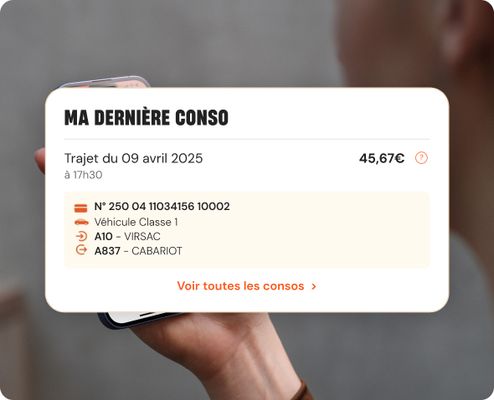 Personne tenant un smartphone affichant une application de suivi de consommation et de services, avec des cartes d’information superposées à l’écran.