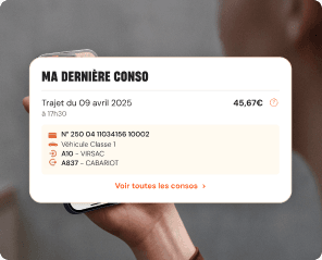 Personne tenant un smartphone affichant une application de suivi de consommation et de services, avec des cartes d’information superposées à l’écran.